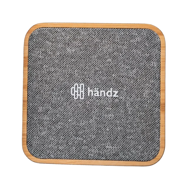 Carregador Füsion Wireless Charger produzido em bambu + PET reciclado